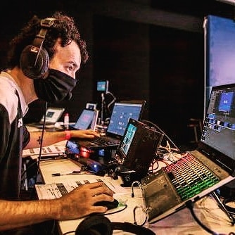 João operando equipamentos de transmissão ao vivo